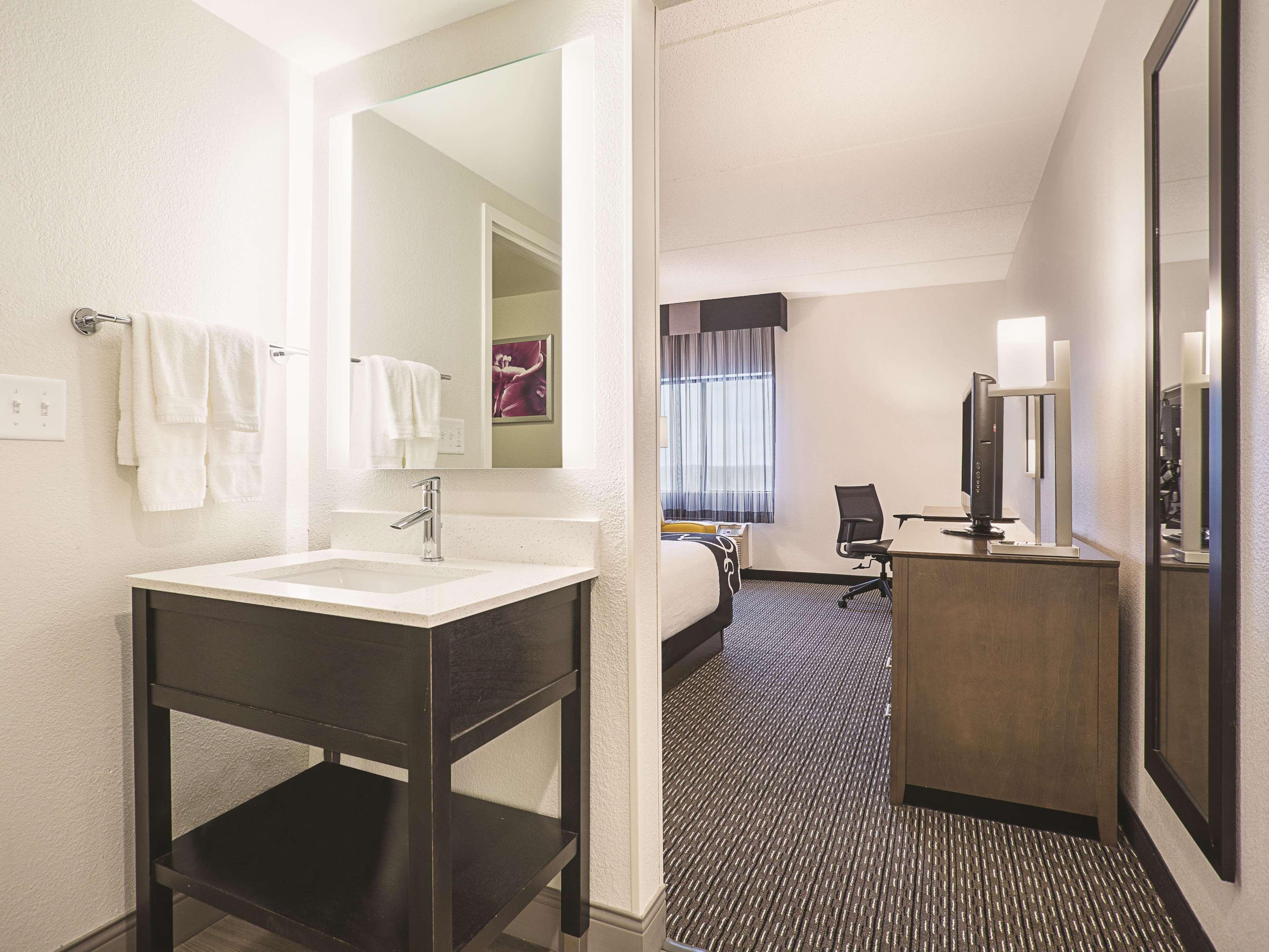 La Quinta By Wyndham Baltimore BWI Airport Линтикам Экстерьер фото